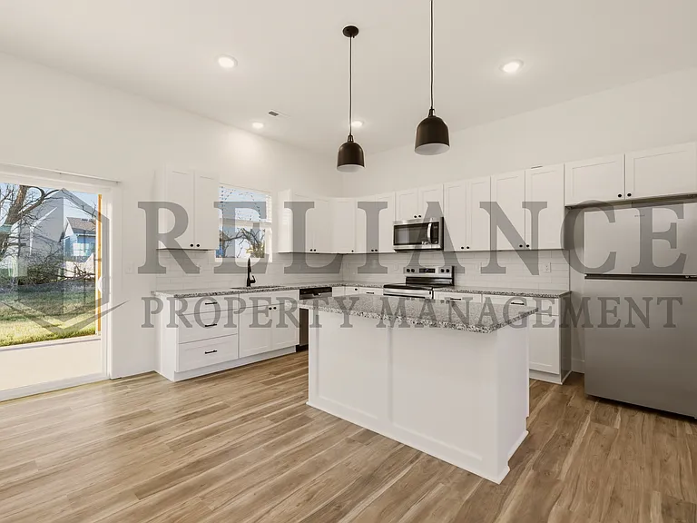 501 E Elmwood St — Photo 6