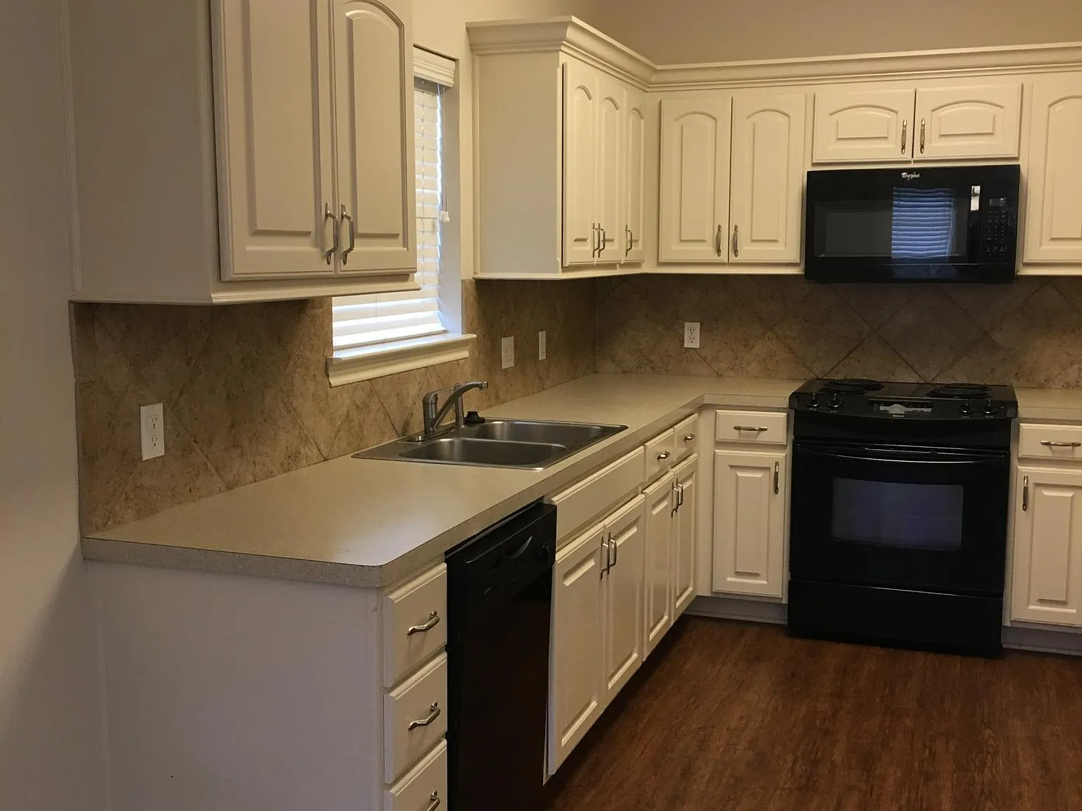 3 bed, 1900 sqft, $2,210 — Photo 4