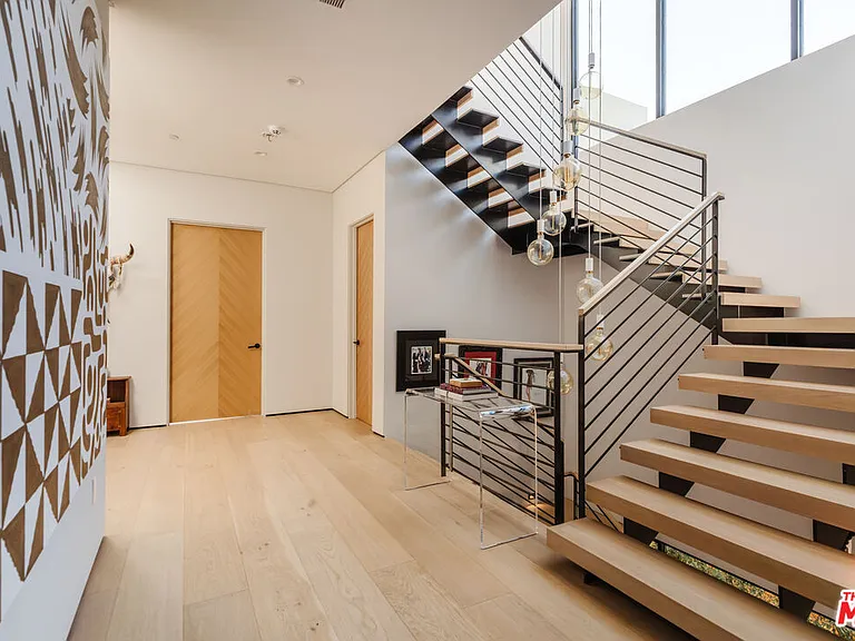 819 N Ogden Dr — Photo 19
