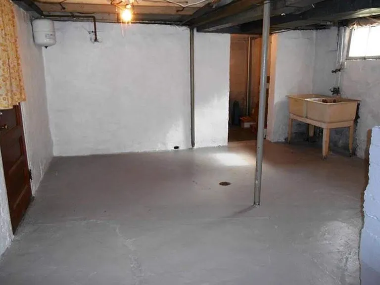 2873 Hemlock St — Photo 4