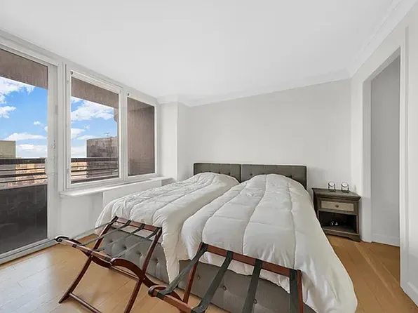 330 East 38th Street image 6 of 27