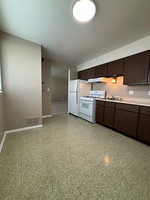 Tecumseh Apartments — Photo 2
