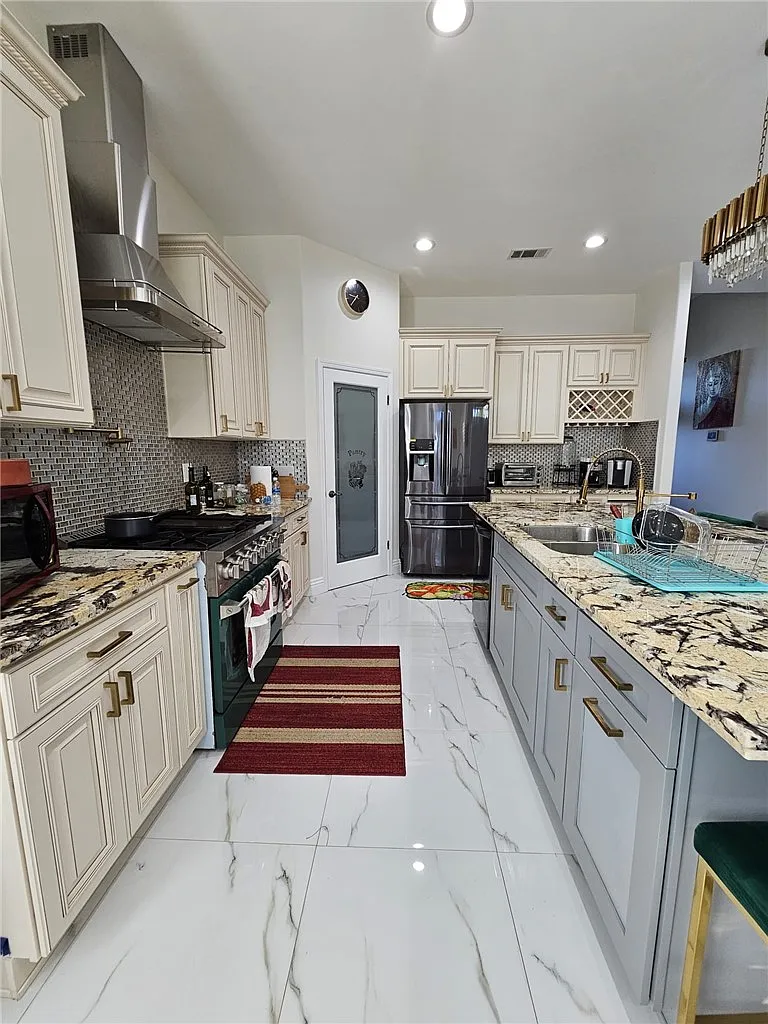 4 bed, 2163 sqft, $5,000 — Photo 3