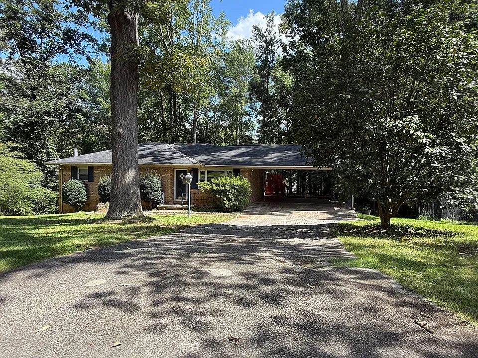 590 Harris Ct SW