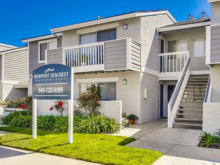 Newport Seacrest Apartments — Photo 1