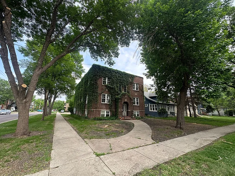 1041 College St N — Photo 1