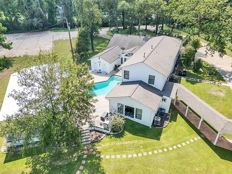 8402 Matthews Ln — Photo 15