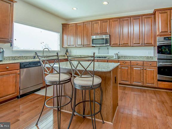 5th image of 84 Carriage Hill Dr