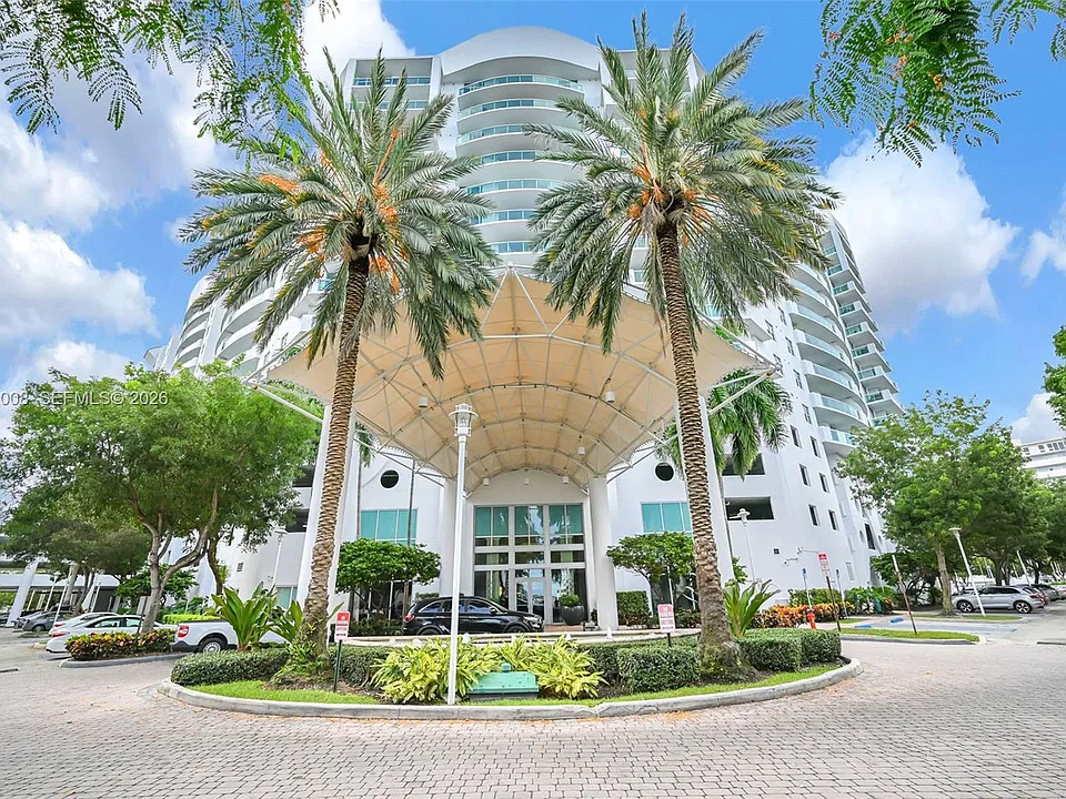 7900 Harbor Island Dr #923