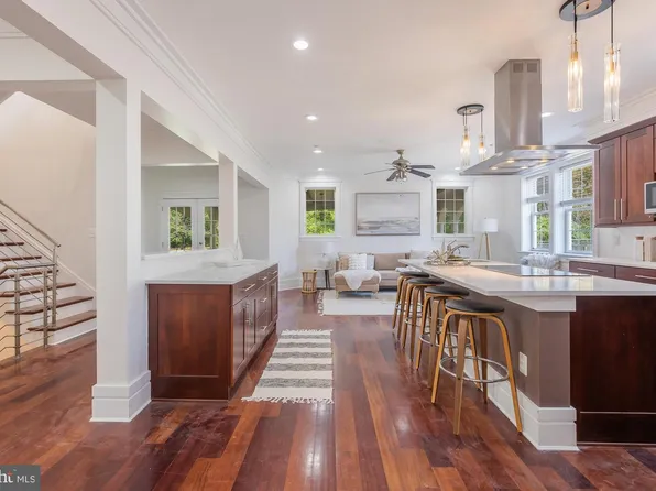 9715 Singleton Dr, Bethesda, MD 20817