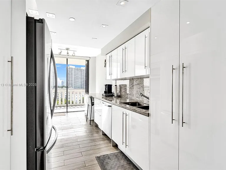 3000 Island Blvd #903 — Photo 1