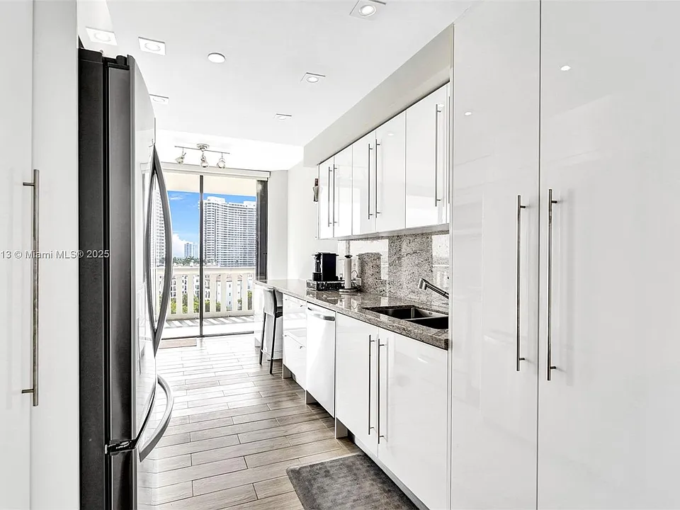3000 Island Blvd #903