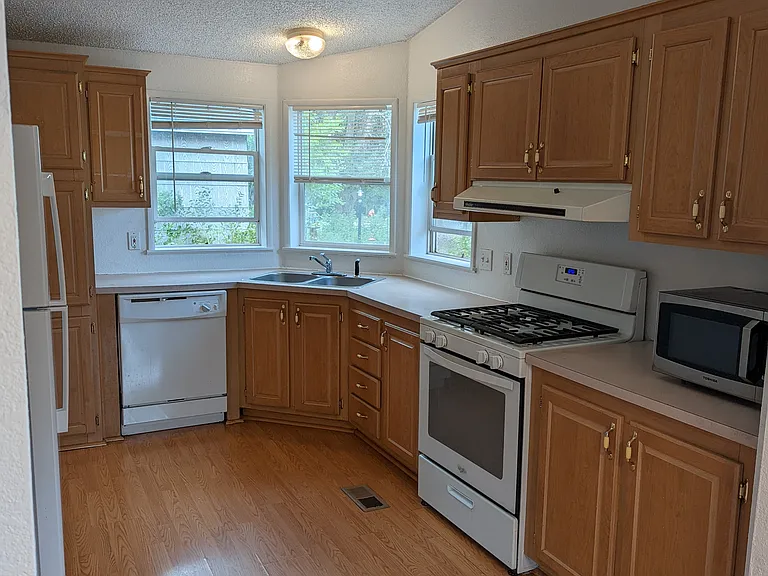 514 Holbrook St — Photo 4