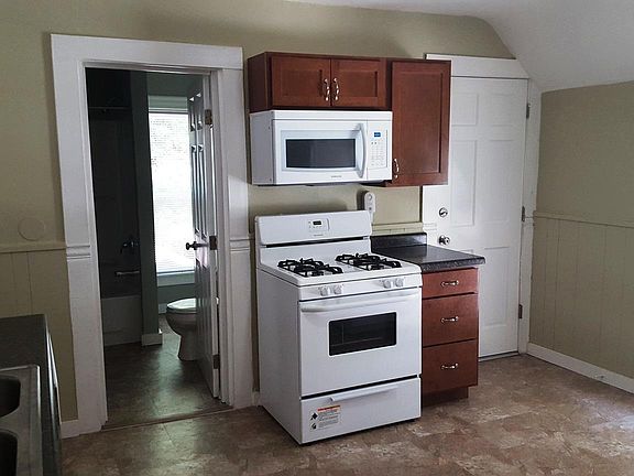 3rd image of 833 Clancy Ave NE #2