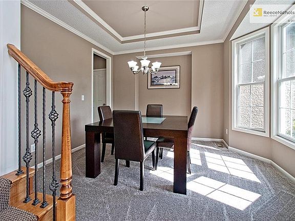 Formal Dining Rm w/Crown Molding, Bay Window, Vault & New Carpet!