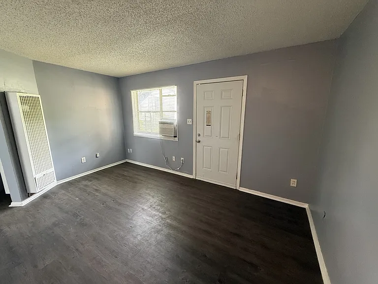 2086 Hubert Ave #3 — Photo 4