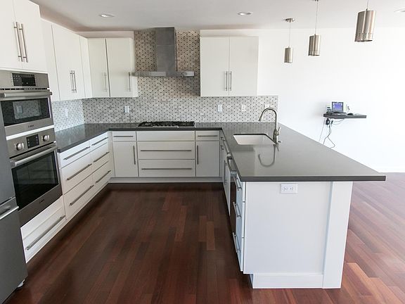 3rd image of 570 Harbor St