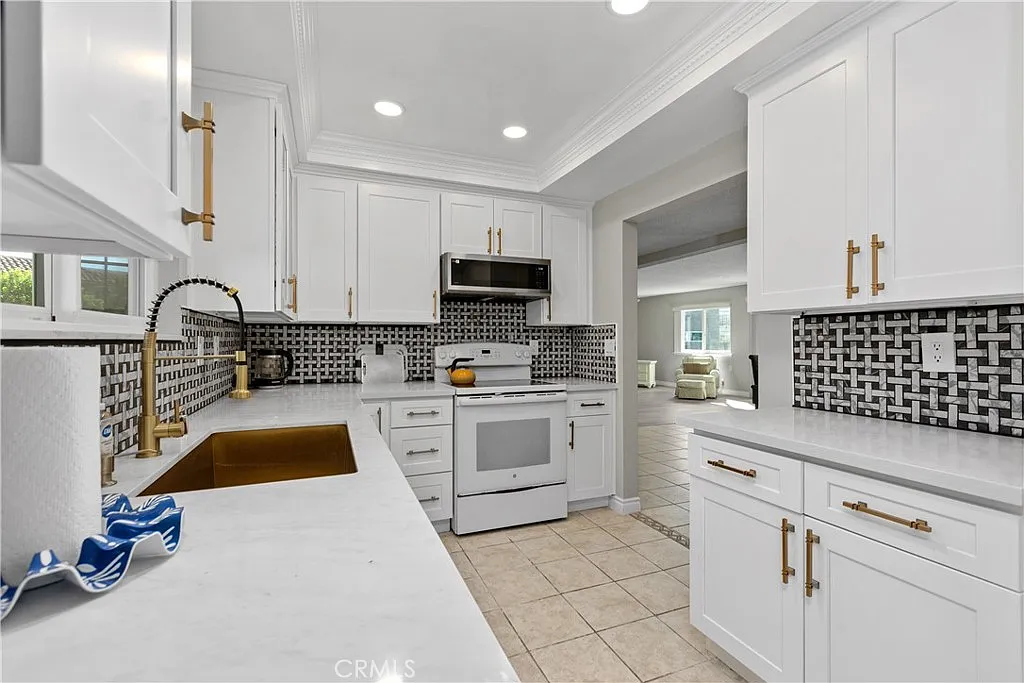 3 bed, 1720 sqft, $3,500 — Photo 2