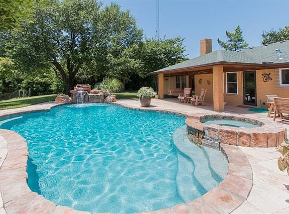3rd image of 712 Becky Ln