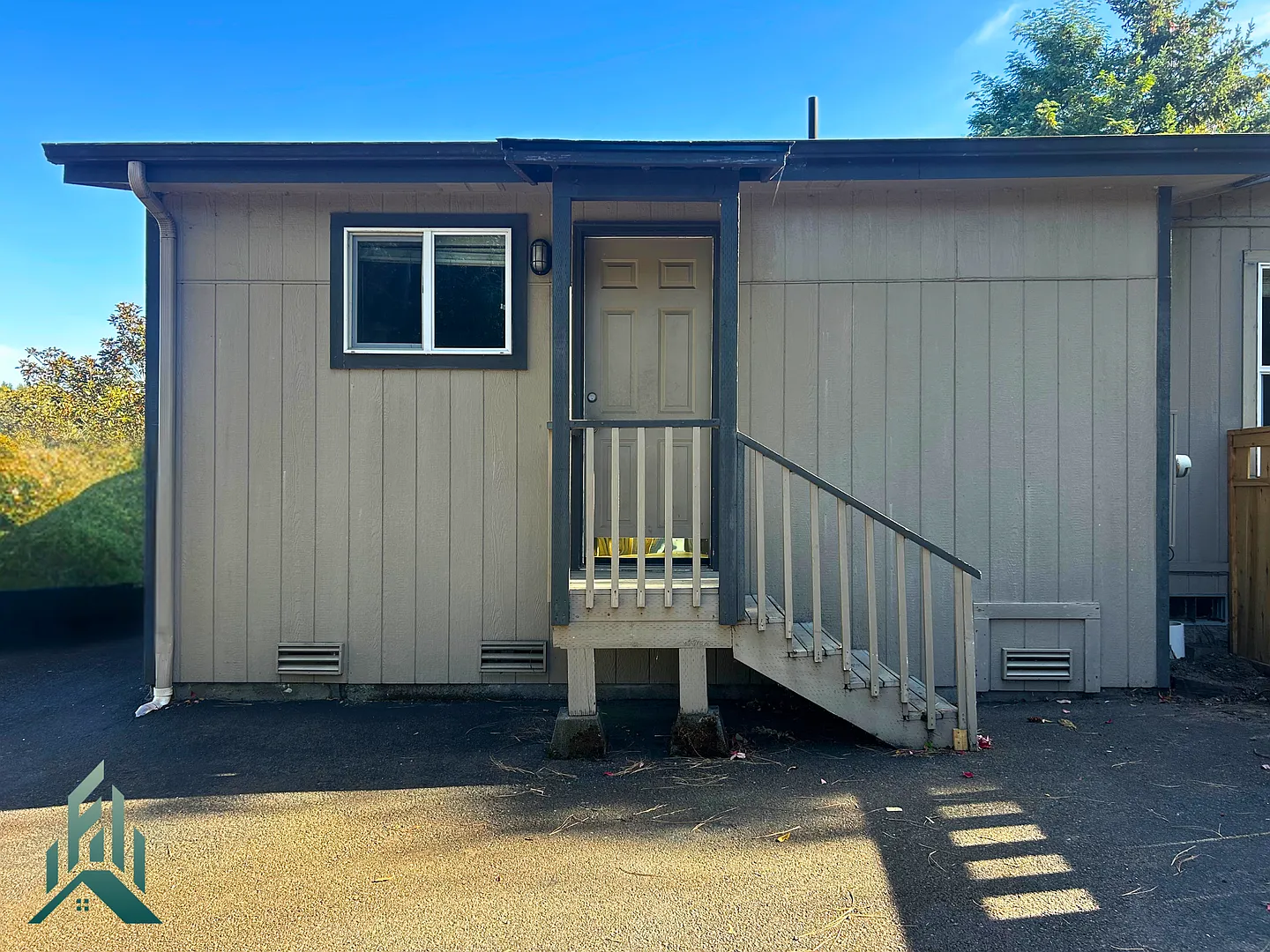 640 Southeast Crystal Lake Drive — Photo 2