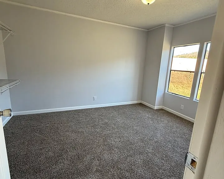 209 Roxbury Cir — Photo 9