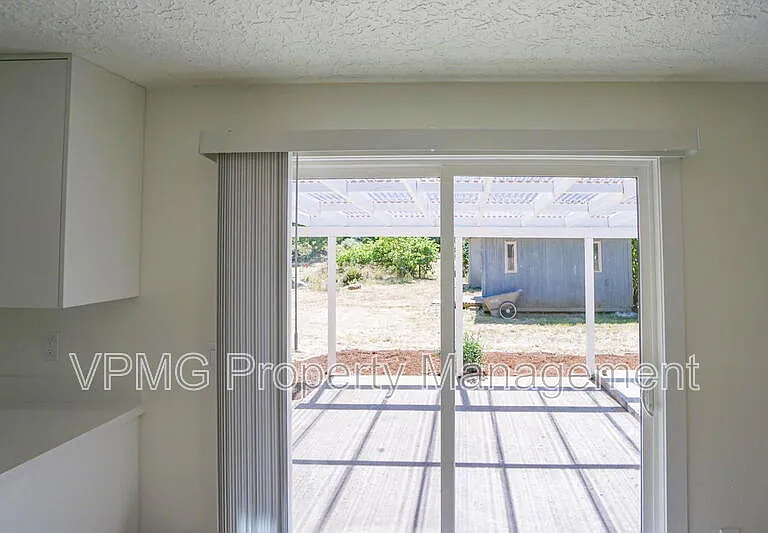 19505 NE 11th St — Photo 15