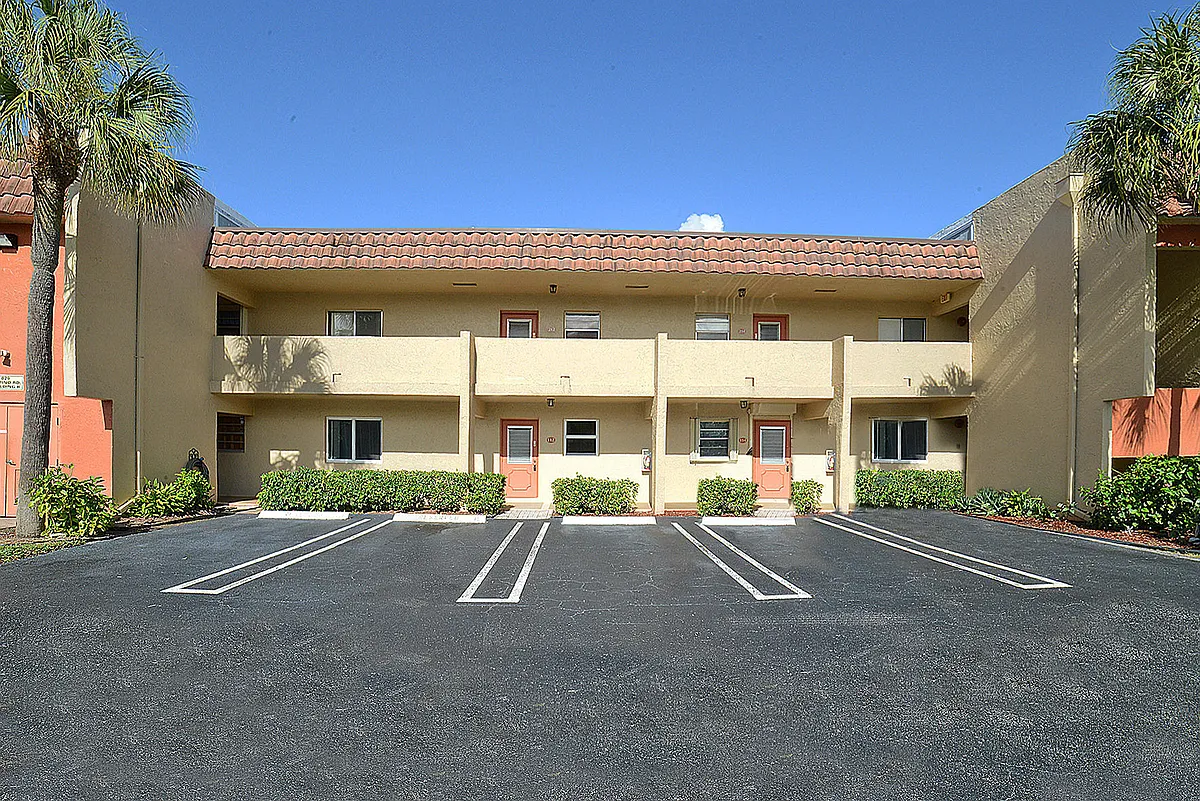 Building Photo - 829 Camino Rd #112B