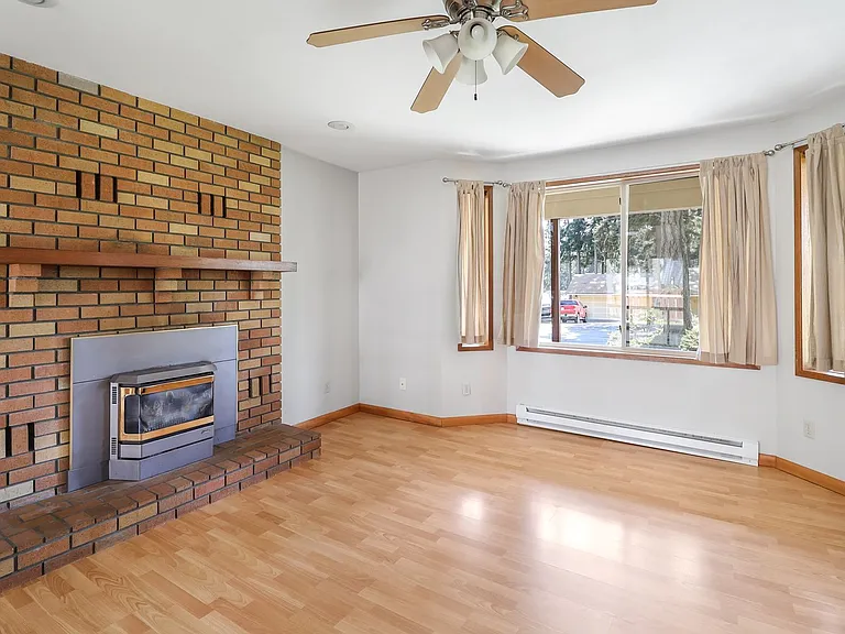 368 NW Columbia Dr — Photo 2