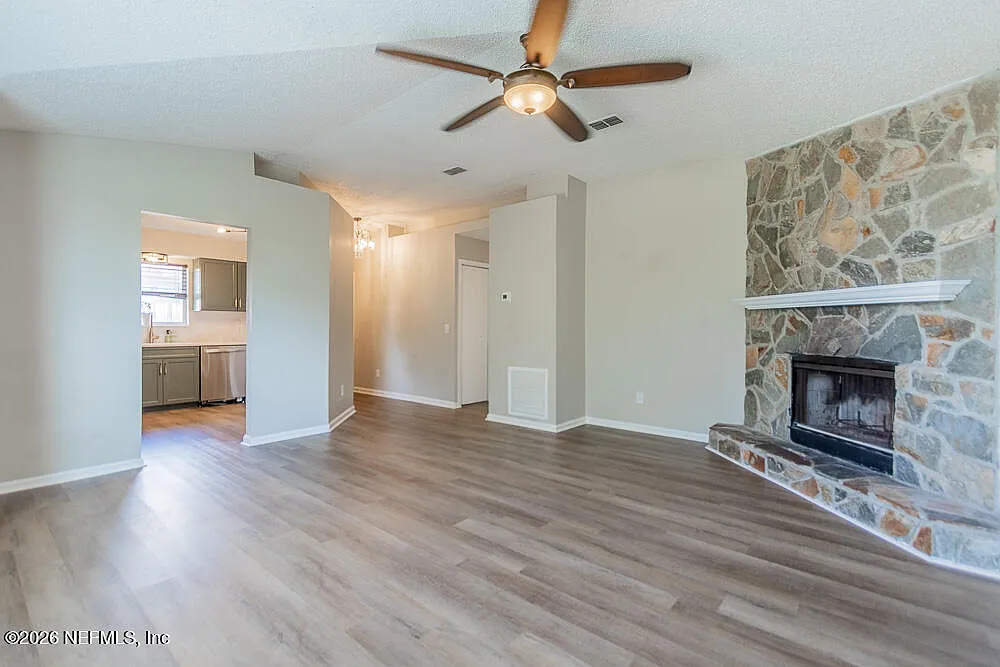 3 bed, 2.0 bath, 1164 sqft, $2,500 — Photo 2