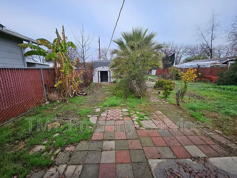 137 W 3rd St — Photo 31