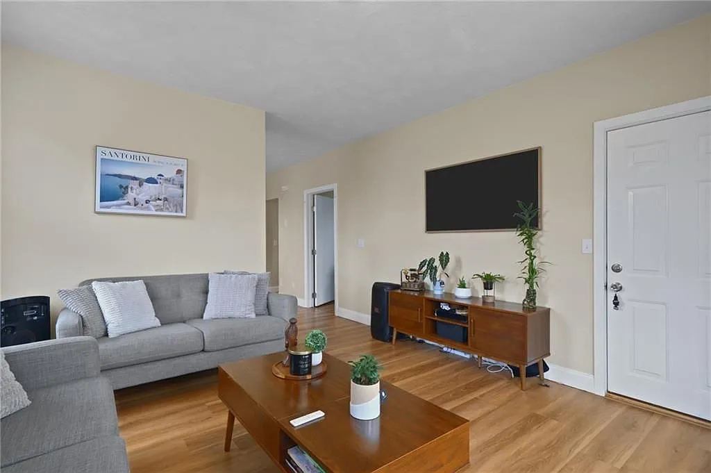2 bed, 1.0 bath, 924 sqft, $2,000 — Photo 4