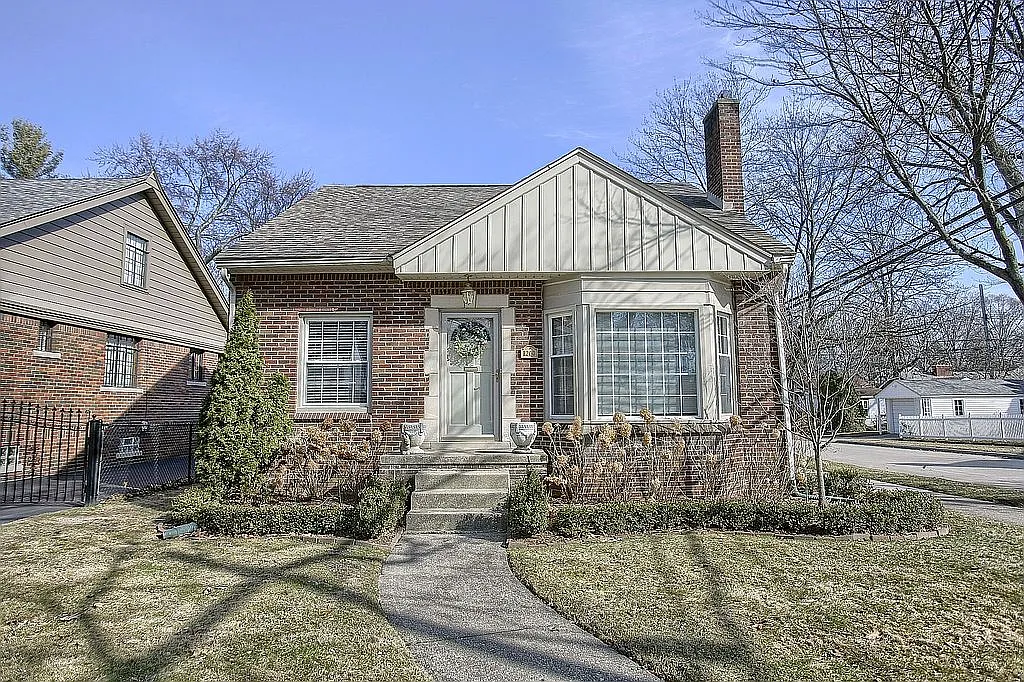 1200 Edgewood Dr photo 1