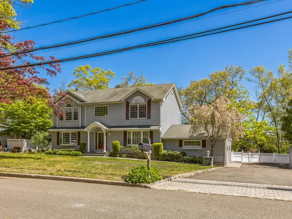 39 Richie Court N, Saint James, NY 11780