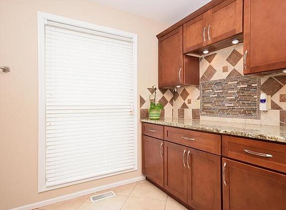 5th image of 912 Fernway Ln