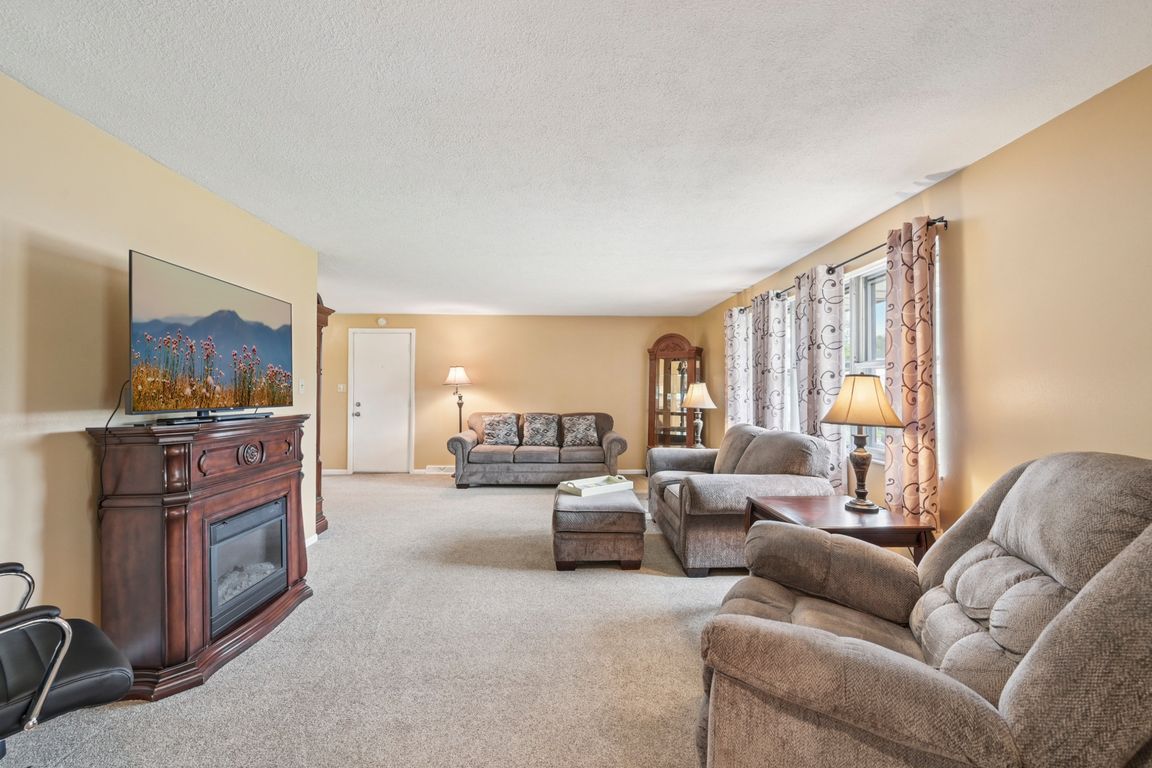 Sherwood Park Dr-S2606-008.jpg