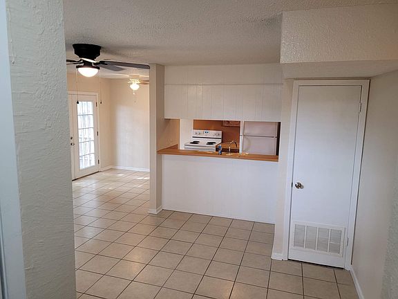 4th image of 3701 Hereford Ln #4