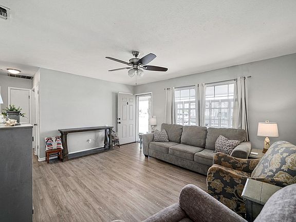5th image of 61 Oak Ave