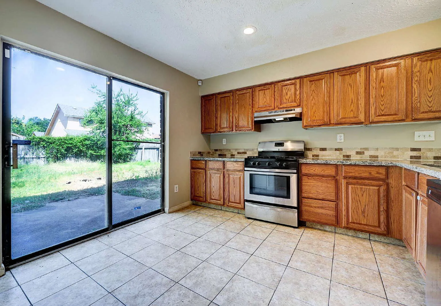 4 bed, 2.0 bath, 1955 sqft, $1,895 — Photo 2