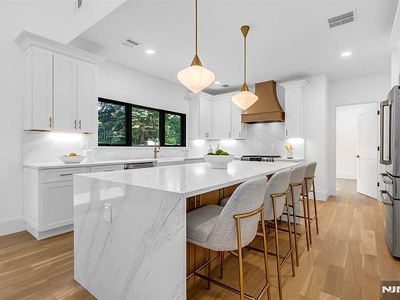 4th image of 452 Oregon St