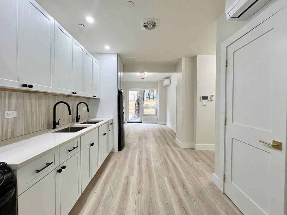 1st image of 952 Bedford Ave #1R