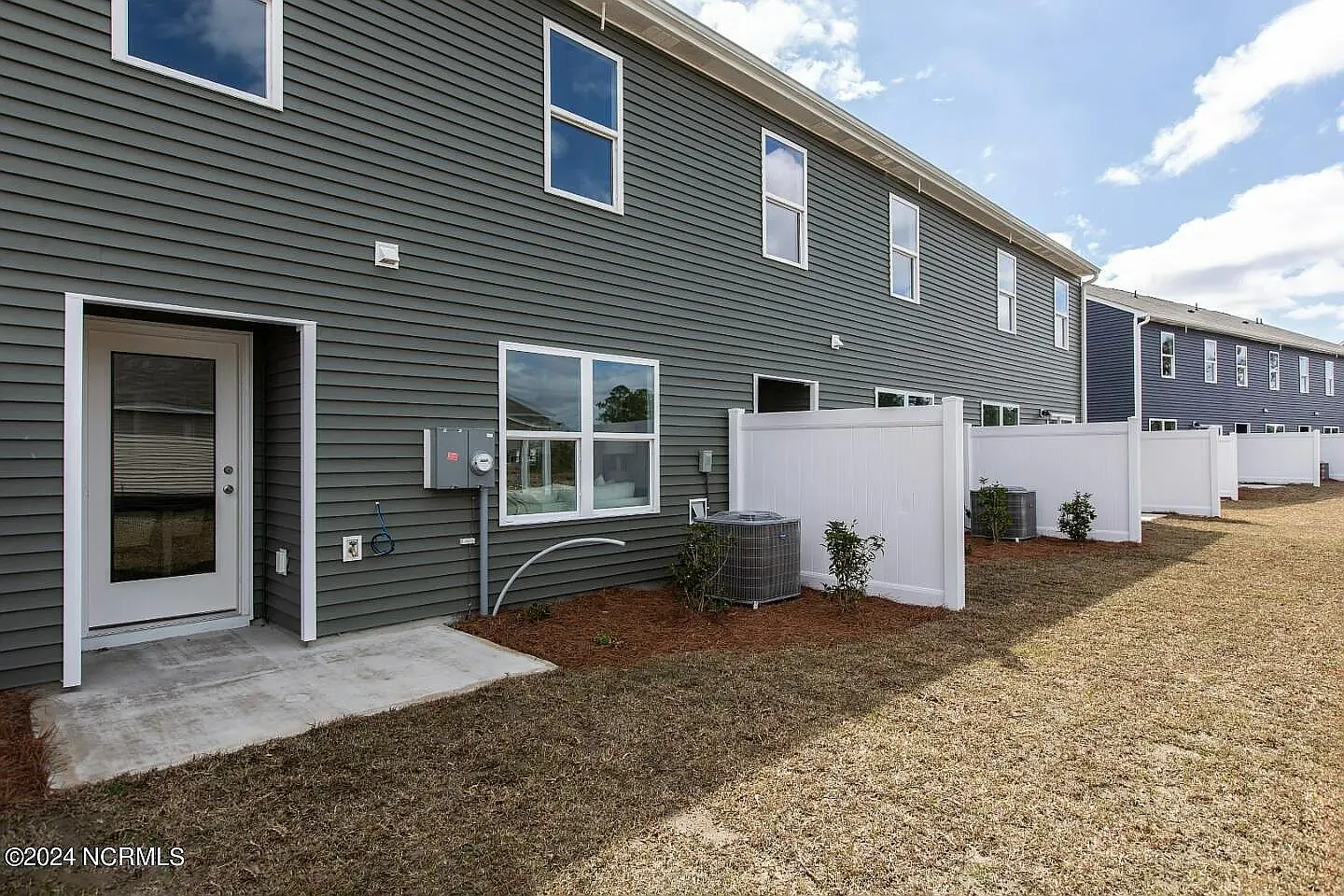 3 bed, 2.5 bath, 1418 sqft, $2,075 — Photo 2