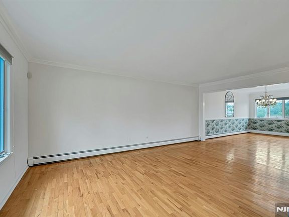 4th image of 141 Middlesex Ave