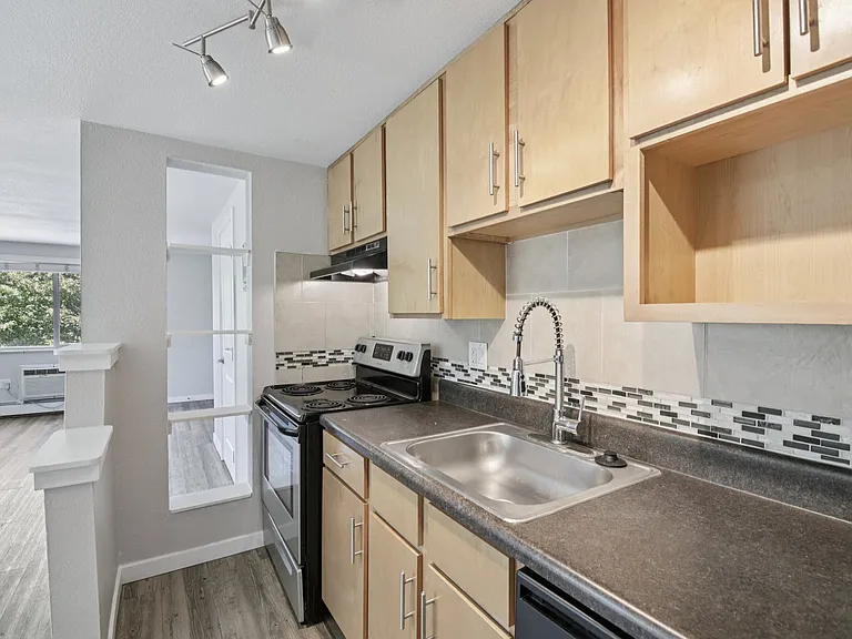 410 Delaware St — Photo 16