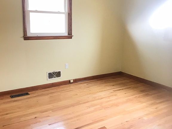 3rd image of 716 Fairhurst Dr