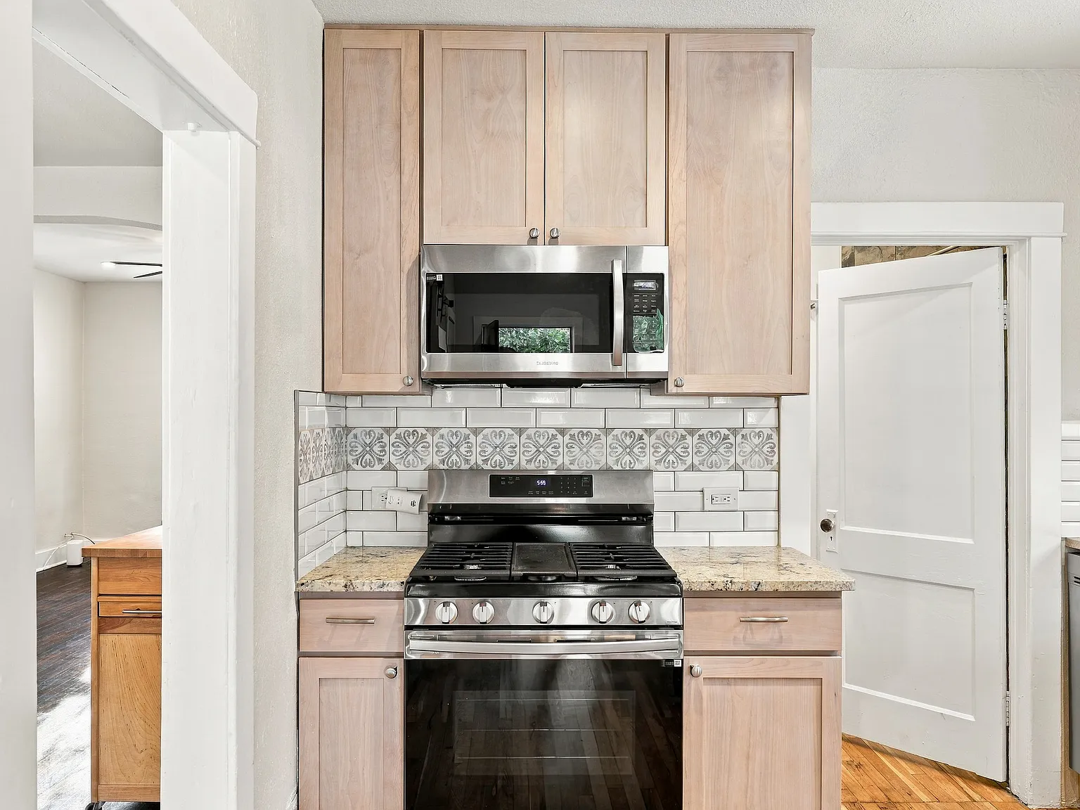 2 bed, 1077 sqft, $2,400 — Photo 4