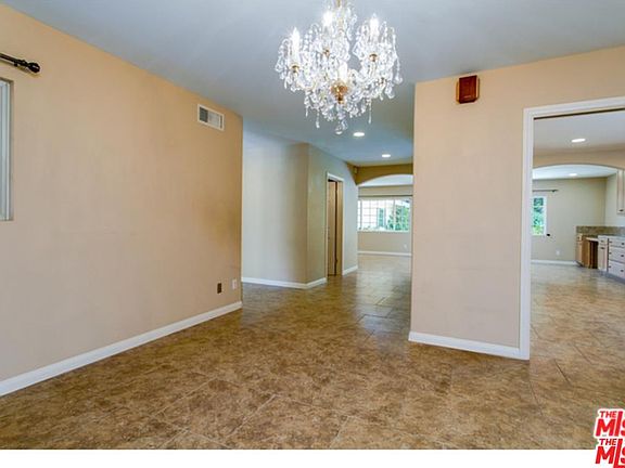 5th image of 2623 S Beverly Dr