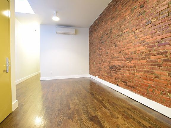 5th image of 546 Bainbridge St APT 2R