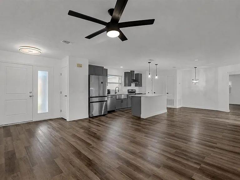 2433 Benjamin Dr — Photo 4