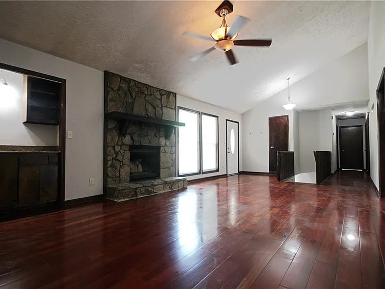 3310 Chastain Xing — Photo 9