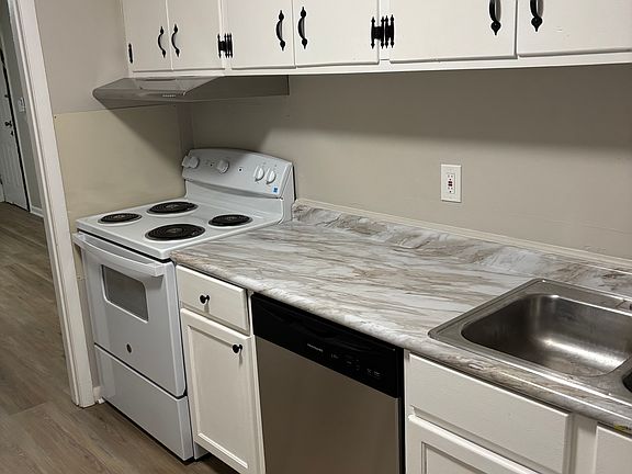3rd image of 135 Springtree Rd #B